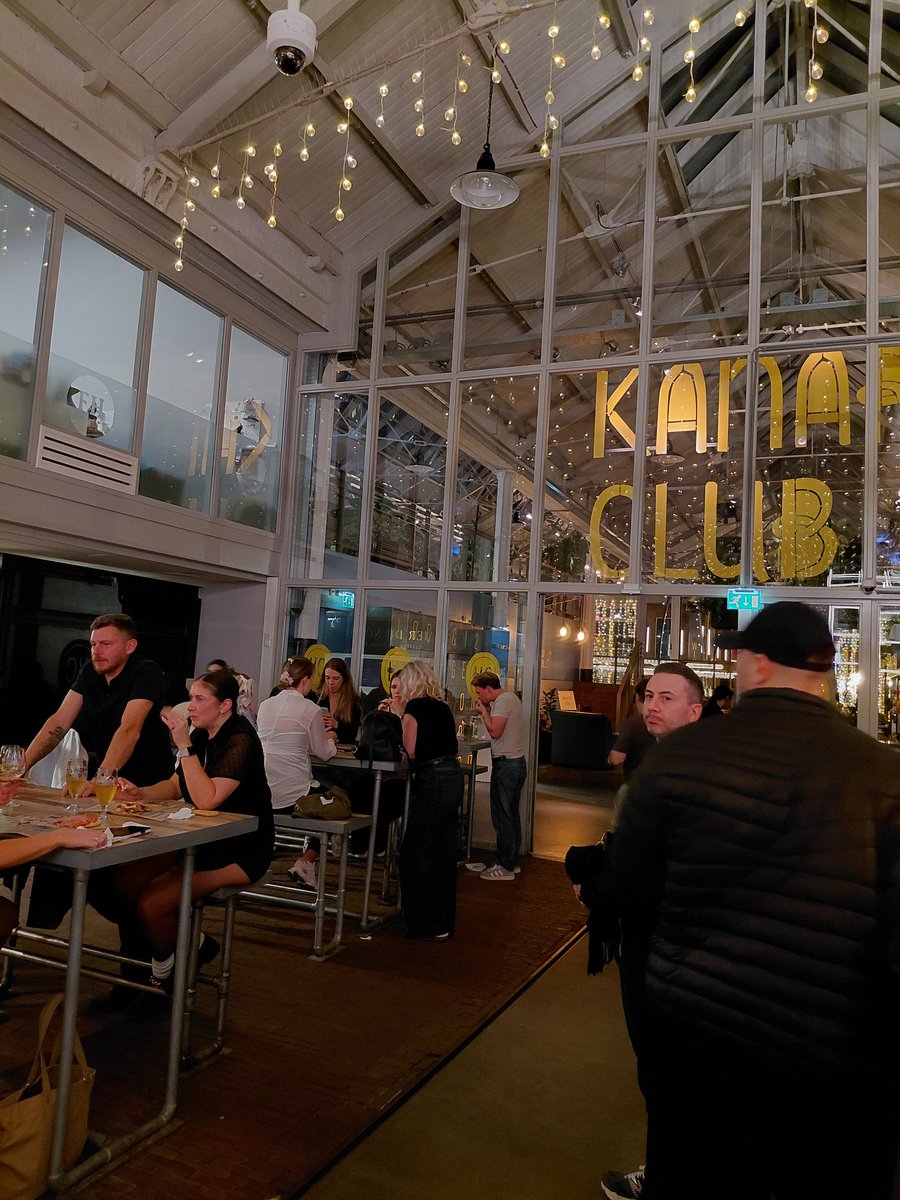 bevng1971's tweet image. #foodhallen at #dehallen . Took abt 45mins walk frm our hotel to dis plc. Was it worth it? 60/40. Its packed 2nite! Dj spinning too. Dis is how a foodhall shd be innit? Only d #dutchies knw how 2 par-tay 🎊🎉🤭😁 #wanderer #foodhunting #travelblogger #foodblogger #amsterdam