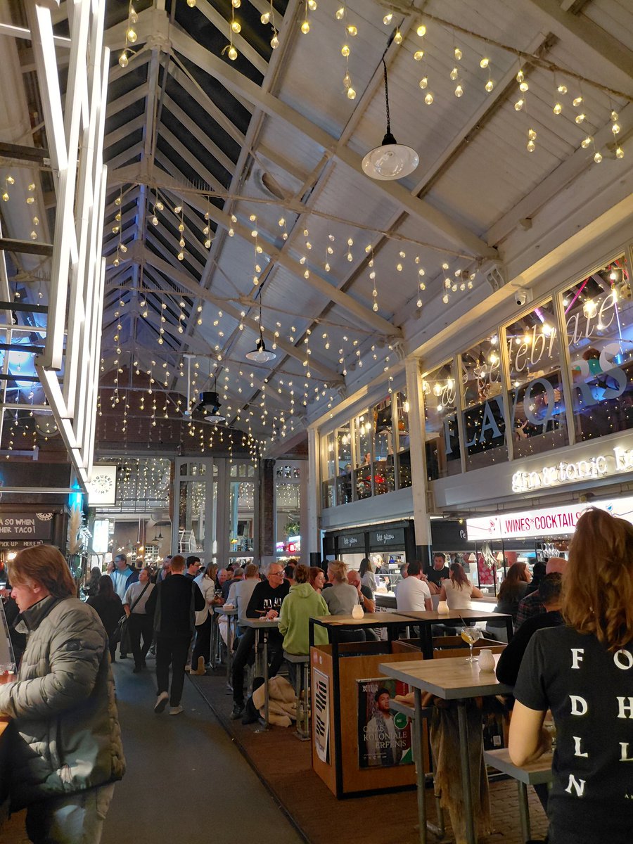 bevng1971's tweet image. #foodhallen at #dehallen . Took abt 45mins walk frm our hotel to dis plc. Was it worth it? 60/40. Its packed 2nite! Dj spinning too. Dis is how a foodhall shd be innit? Only d #dutchies knw how 2 par-tay 🎊🎉🤭😁 #wanderer #foodhunting #travelblogger #foodblogger #amsterdam