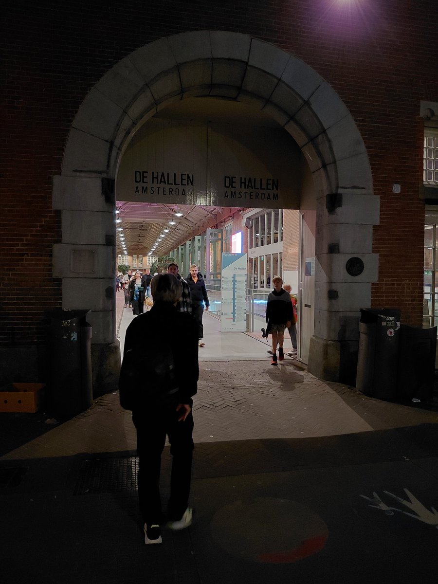 bevng1971's tweet image. #foodhallen at #dehallen . Took abt 45mins walk frm our hotel to dis plc. Was it worth it? 60/40. Its packed 2nite! Dj spinning too. Dis is how a foodhall shd be innit? Only d #dutchies knw how 2 par-tay 🎊🎉🤭😁 #wanderer #foodhunting #travelblogger #foodblogger #amsterdam