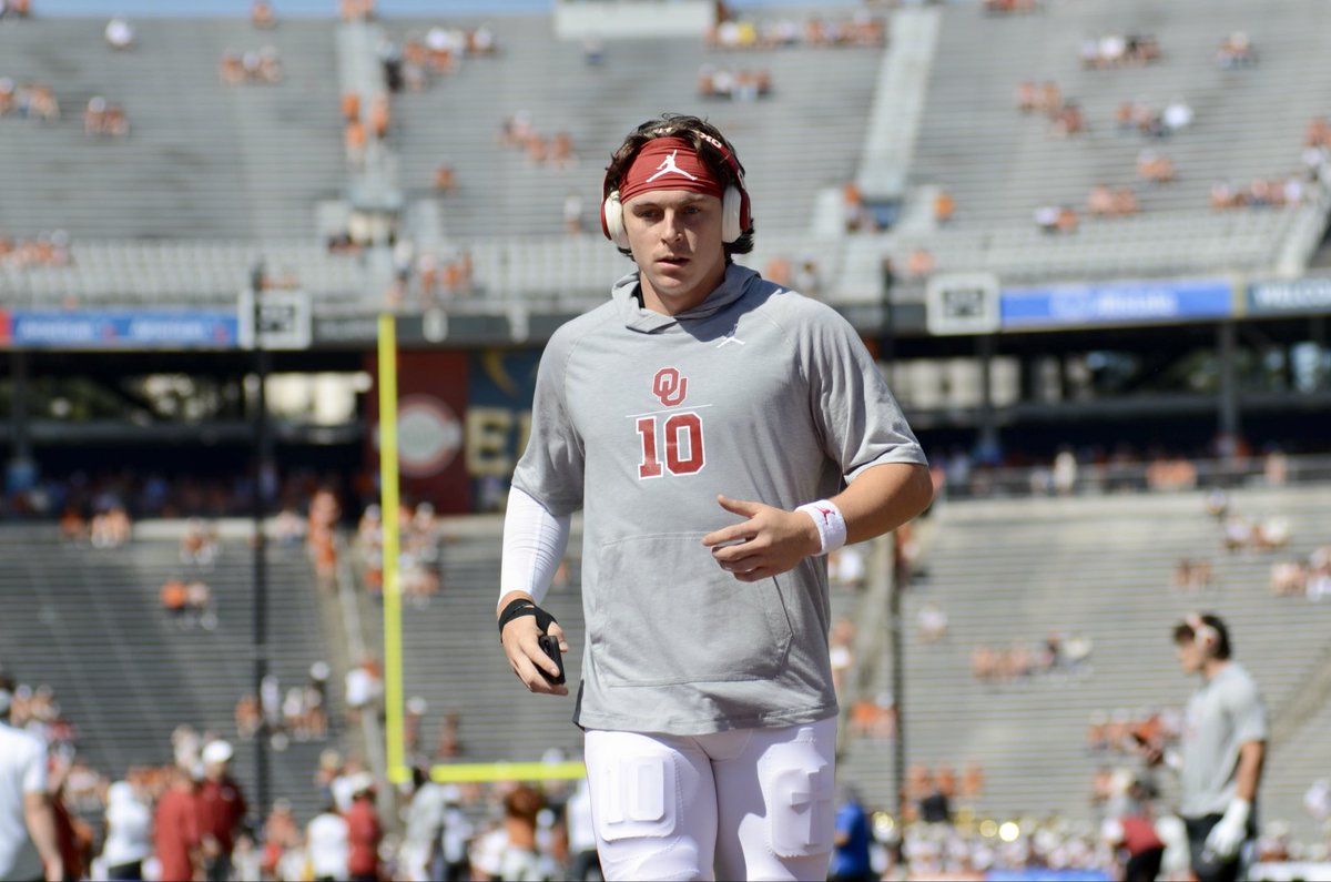 CarsonDField's tweet image. John Mateer has made it onto the field.

The #Sooners QB spent a few minutes in the tunnel throwing a squishy ball against the wall.

Now, he has stretched and begun to throw balls.