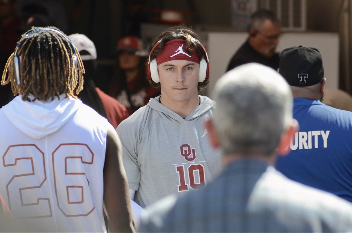 CarsonDField's tweet image. John Mateer has made it onto the field.

The #Sooners QB spent a few minutes in the tunnel throwing a squishy ball against the wall.

Now, he has stretched and begun to throw balls.