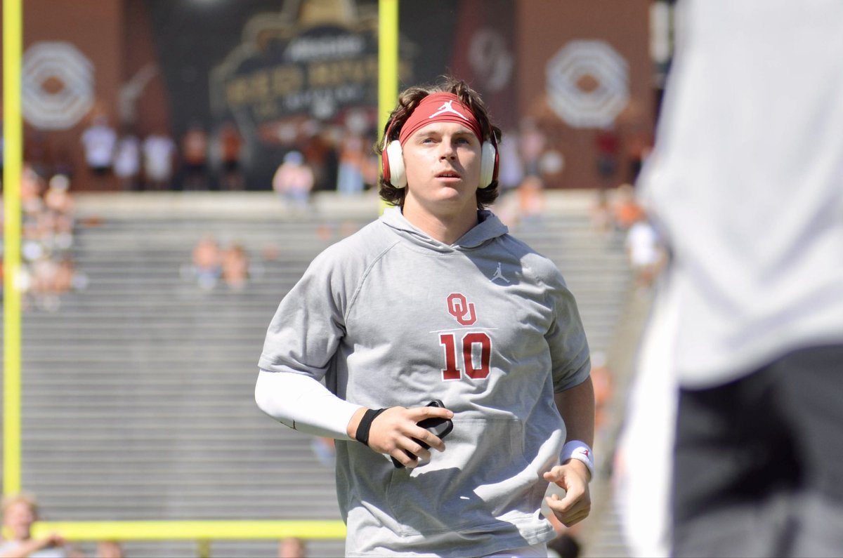 CarsonDField's tweet image. John Mateer has made it onto the field.

The #Sooners QB spent a few minutes in the tunnel throwing a squishy ball against the wall.

Now, he has stretched and begun to throw balls.