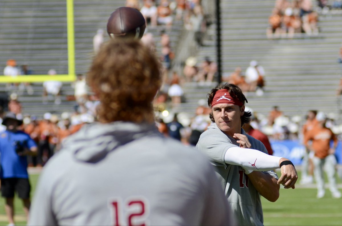 CarsonDField's tweet image. John Mateer has made it onto the field.

The #Sooners QB spent a few minutes in the tunnel throwing a squishy ball against the wall.

Now, he has stretched and begun to throw balls.