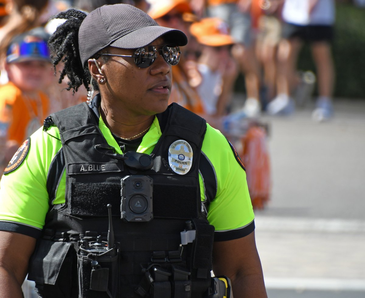 UTPolice's tweet image. We are closing in on kick-off!
Our officers & partner agencies are in high-vis attire so you can easily spot us if you need help — we’re here for you! Have a great and safe time cheering for @Vol_Football today! #govols