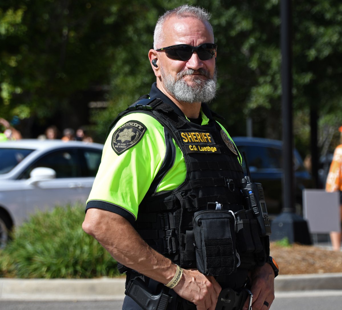 UTPolice's tweet image. We are closing in on kick-off!
Our officers & partner agencies are in high-vis attire so you can easily spot us if you need help — we’re here for you! Have a great and safe time cheering for @Vol_Football today! #govols