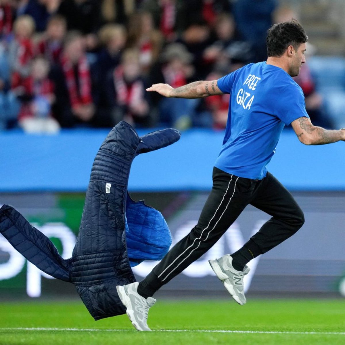 ultras_antifaa's tweet image. “Free Gaza”

During the Norway–Israel match, a pro-Palestine man ran onto the pitch. He was wearing a t-shirt with a message against the genocide.