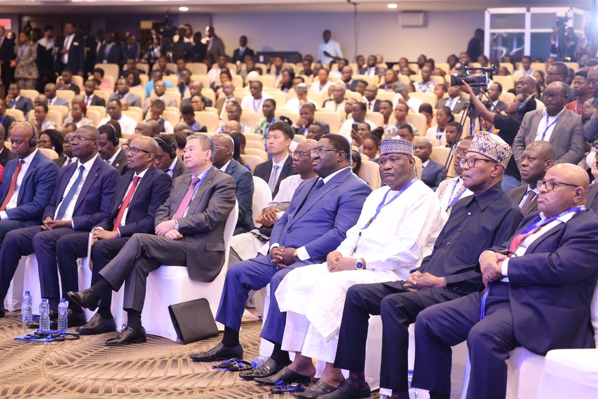 Merci à mes frères et amis Joseph BOAKAI et Olusegun OBASANDJO d’avoir honoré de leur présence cette cérémonie d’ouverture.

Le #Togo, fidèle à sa tradition diplomatique et à sa vision d’une Afrique apaisée et prospère, continue d’offrir à la communauté internationale un cadre