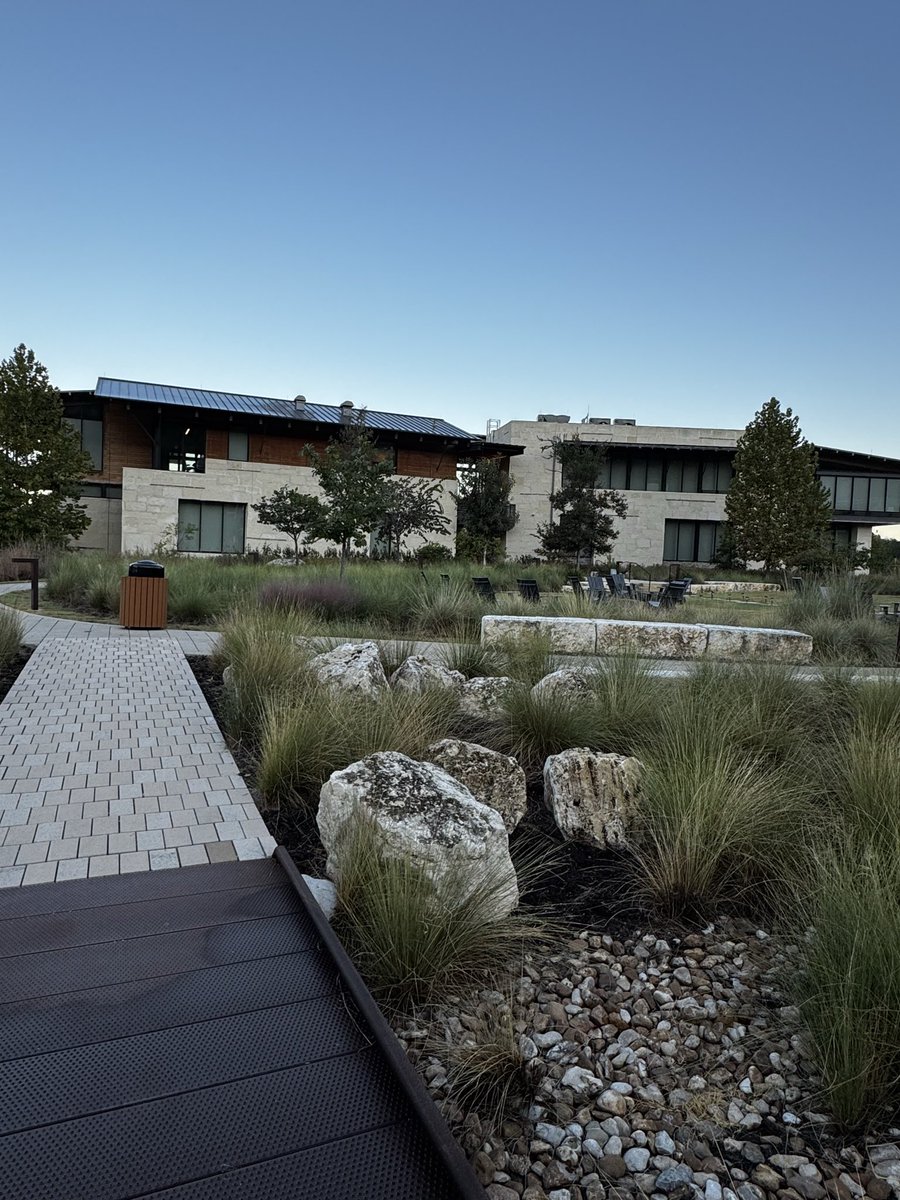 Grateful for mornings that feel like a deep breath for the soul! <a href="/HoldsworthCentr/">Holdsworth Center</a> #teacherretreat What a beautiful campus! 😍