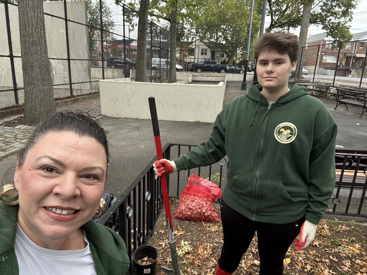 Morrisparkbid's tweet photo. Mission accomplished 🌼 1000 daffodil bulbs planted today at Loreto Playground 🌼 honoring the memory of 9/11, supporting the city-wide @ny4p #DaffodilProject!
Thanks to our small but determined team with our friends at @bismi.cleaning - we planted, raked leaves and removed plastics! Thanks @nycparks and @partnershipsforparks for the permits and logistics!