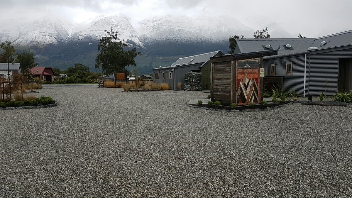 #PebbleLock easily scales up to deliver a clean, stable and professional finish that holds up to heavy use. Ideal for offices &amp; public spaces where function meets natural design.

Build better surfaces carbourtools.com/pebblelock

#CommercialProperty #PermeablePaving #ParkingDesign