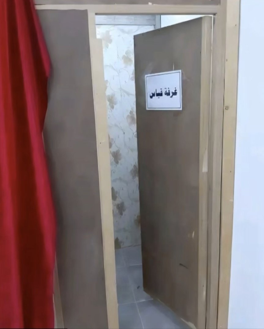 andalusi33's tweet photo. مفاسد غرف قياس الملابس للنساء ،بالتحديد المحلات التي تبيع الملابس الرجالية والنسائية معاً

_يقول النبي ﷺ :أيُّمَا امْرَأَةٍ وَضَعتْ ثيَابها في غير بيتها فَقَدْ هَتَكَتْ سِتْرَ مَا بَيْنَهَا وَبَينَ الله .

فالأمر له مفاسد عظيمة ،خصوصاً مع وجود كاميرات المراقبة المخفية .

فالحذَر https://t.co/tKKM71Axl0