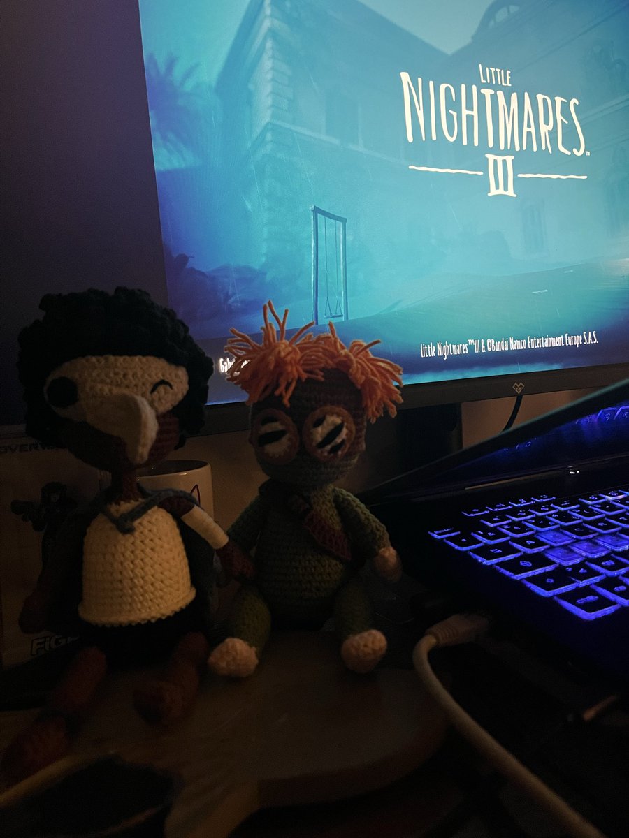 After (too much) things to handle in real life, it’s finally time for me to start my journey into #LittleNighmares3 !

I took my 2 Low and Alone plushies with me as trinkets… and comfort ^^’

#LittleNighmares #LittleNighmaresIII