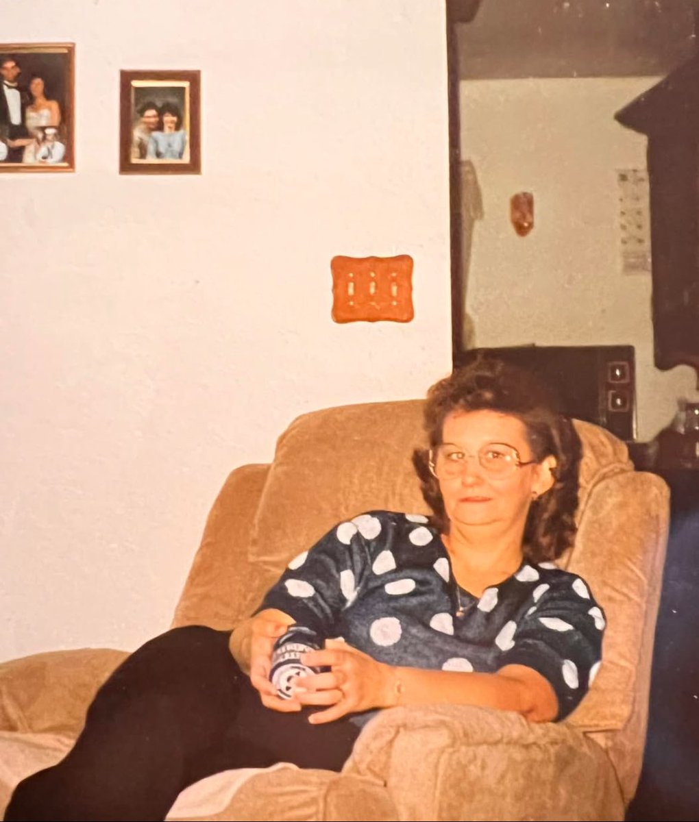 Lawsonsbryan's tweet photo. Look at my momma in the 80’s! https://t.co/cngFSD7WK1