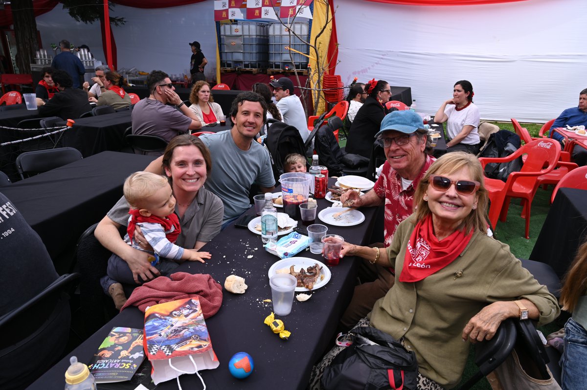 Familias y amigos disfrutaron de una primera jornada más íntima y familiar del Día de la Hispanidad 2025. ❤️🇪🇸 Compartimos algunas fotos que reflejan la alegría y el espíritu que nos une en esta gran celebración.
#EstadioEspañol #DíadelaHispanidad