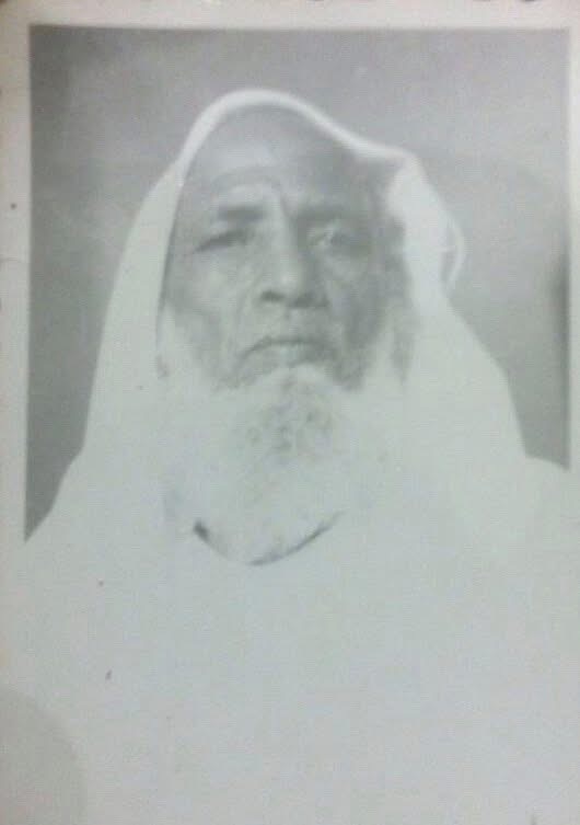 الصورة للعلامة الشيخ محمد الأمين (أب ولد أخطور) الجكاني الشنقيطي، صاحب التفسير "أضواء البيان في إيضاح القرآن بالقرآن".