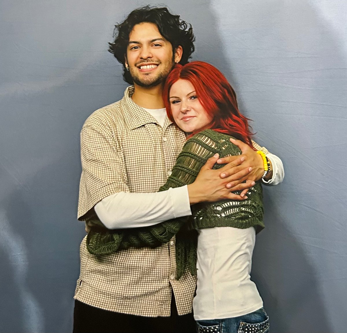 sophdeanism's tweet image. the poorly planned bear hug from xolo before this photo was taken was one of the funniest cutest moments i’ve ever had at a con😭😭😭 can’t believe i finally got to meet him, been waiting 5 years for this🥹 #CCS #comicconscotland