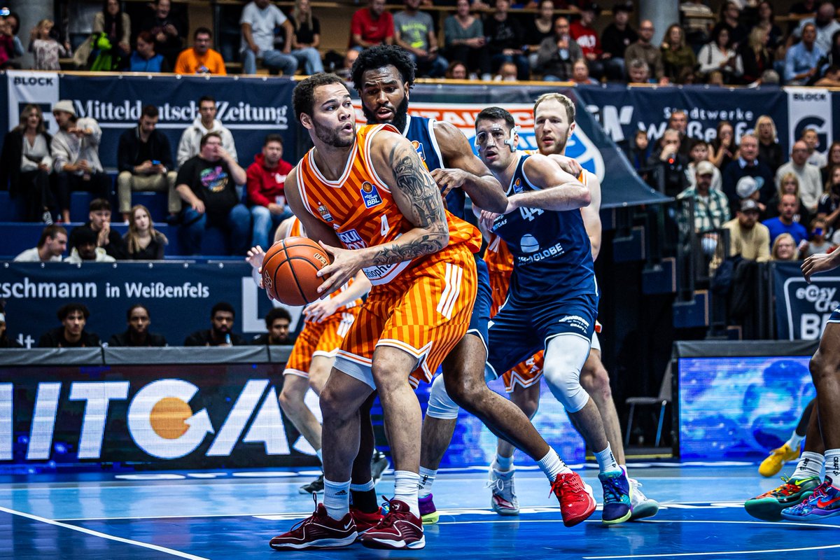 ratiopharmulm's tweet image. 𝙃𝘼𝙇𝙁𝙏𝙄𝙈𝙀 ⏸

Mit einem Vorsprung von 40:43 geht es für uns in die Kabine 🏀

Auf geht´s Uuulmer, kämpfen und siegen! 🧡

#uuulmer #weareone | 📸Andreas Bez