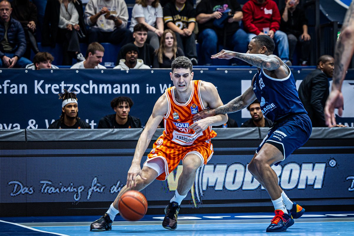 ratiopharmulm's tweet image. 𝙃𝘼𝙇𝙁𝙏𝙄𝙈𝙀 ⏸

Mit einem Vorsprung von 40:43 geht es für uns in die Kabine 🏀

Auf geht´s Uuulmer, kämpfen und siegen! 🧡

#uuulmer #weareone | 📸Andreas Bez