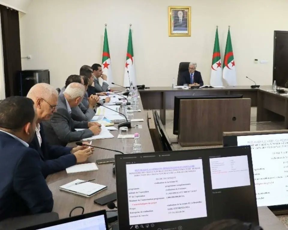 Algerie_aps's tweet photo. Réunion au ministère des #Travaux_publics pour débattre de l'état des projets en cours de réalisation dans la wilaya de #Djelfa
https://t.co/7J382GdIcG https://t.co/0C2o5VYAFp