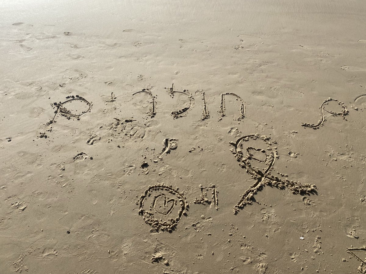 היום - רגע לפני שמחת תורה - עלינו לרגל אל כיכר החטופים. השלמנו 2 מקטעים של שביל ישראל, מקיסריה אל תל אביב. אם נתניהו לא רוצה שישרקו לו בוז, הוא יכל להגיע לכיכר. זה אפשרי גם ברגל. אולי אז היתה לו יותר אמפטיה למשפחות אזרחיו שנחטפו. השבוע נתחיל מבראשית, החטופים יחזרו ונבנה פה מחדש.