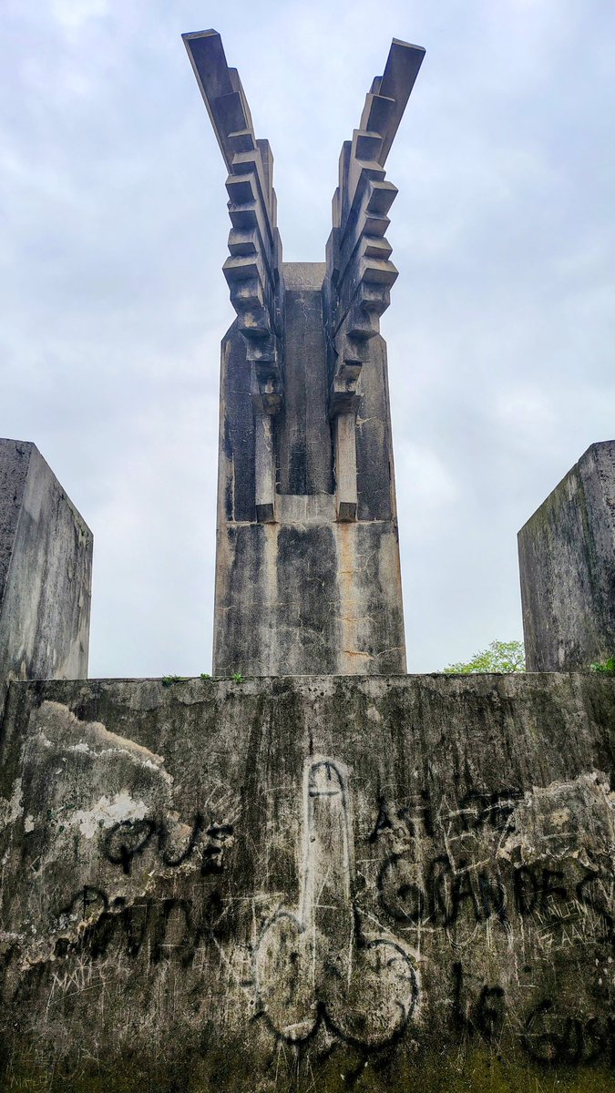 Laninasanta's tweet photo. El lado B del cementerio de Azul #Salamone https://t.co/OsSwTfJBhw