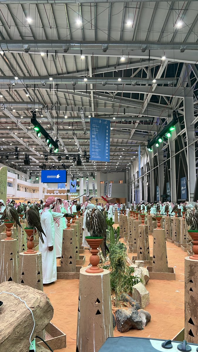BaAlwakid's tweet image. من #معرض_الصقور_والصيد_السعودي_الدولي 
هذا معرضنا ، وهذي أصالتنا ، وهويتنا بكل تفاصيلها .. من قهوتنا إلى برانداتنا وحتى تعديل سياراتنا وغيرها الكثير .. فخر يُعرض بفن !