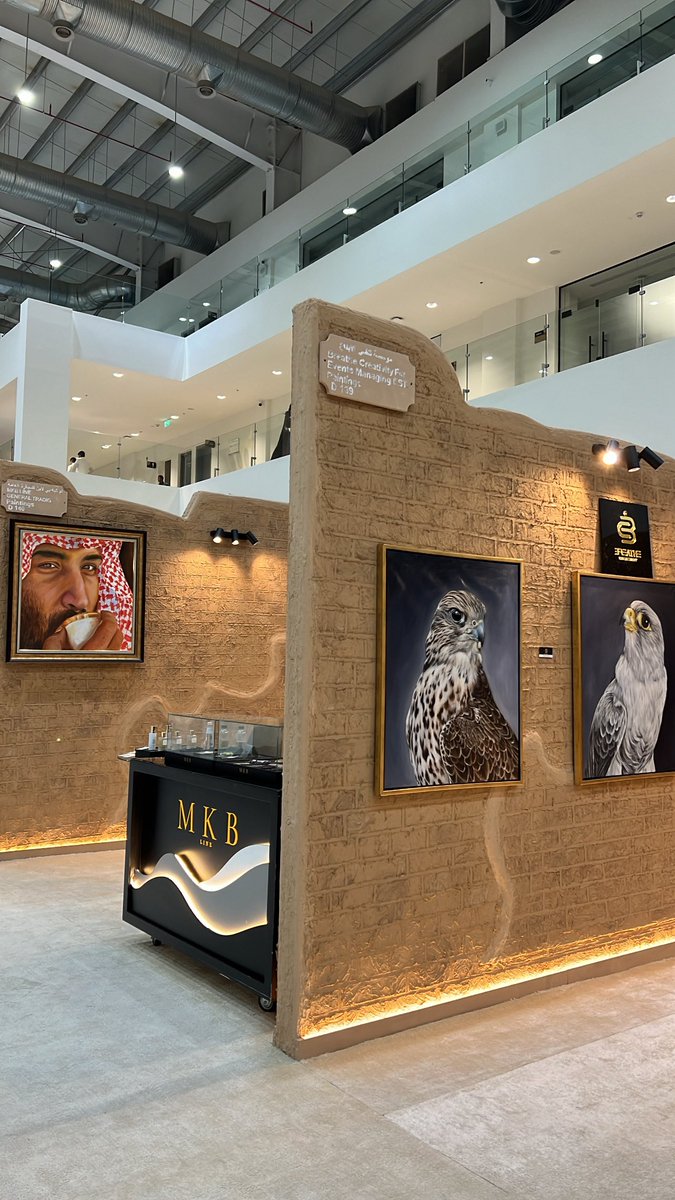 BaAlwakid's tweet image. من #معرض_الصقور_والصيد_السعودي_الدولي 
هذا معرضنا ، وهذي أصالتنا ، وهويتنا بكل تفاصيلها .. من قهوتنا إلى برانداتنا وحتى تعديل سياراتنا وغيرها الكثير .. فخر يُعرض بفن !