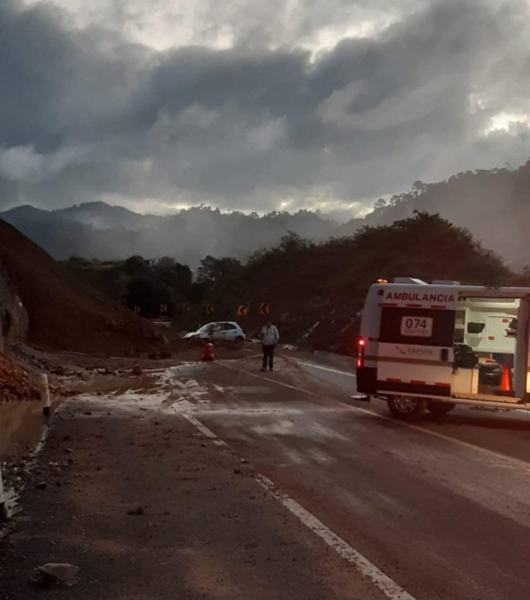 Se registra accidente sobre la carretera Barranca Larga - Ventanilla, en el km 39-40. Tome precauciones #Oaxaca