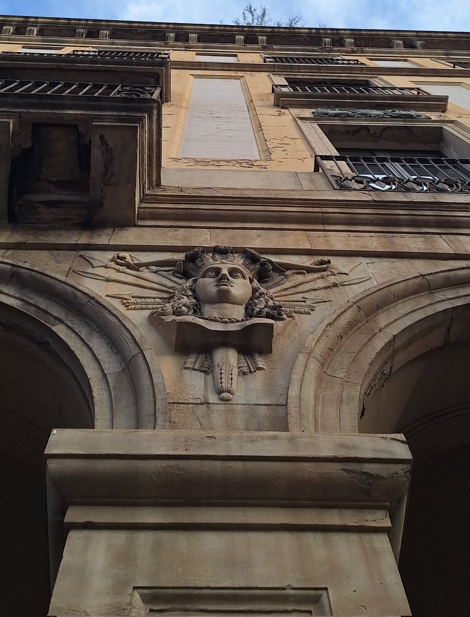 echagua69's tweet image. Siempre deseaba irse a dormir para soñar. Era el único instante en que sentía la felicidad. Apretaba los puños, cerraba los ojos y se dejaba ir. Al despertar tan solo recordaba felicidad, sin más. Nunca tuvo miedo a la muerte.

#Microcuento