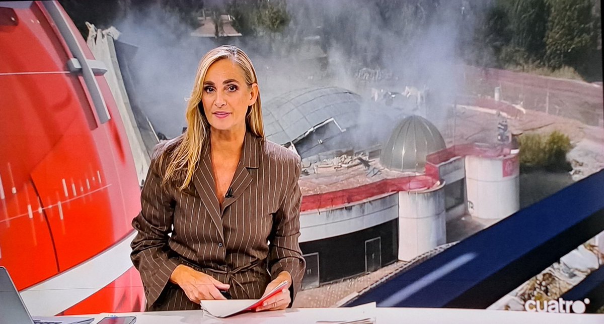 ToponimoGalego's tweet image. #TopónimoDeturpado pola presentadora de @Noticias_Cuatro e polo reporteiro que cubriu a manifa no @concelloRibeira

#Coruña - NON

#TopónimoGalego:
A CORUÑA 
(ver rótulo de @cuatro)