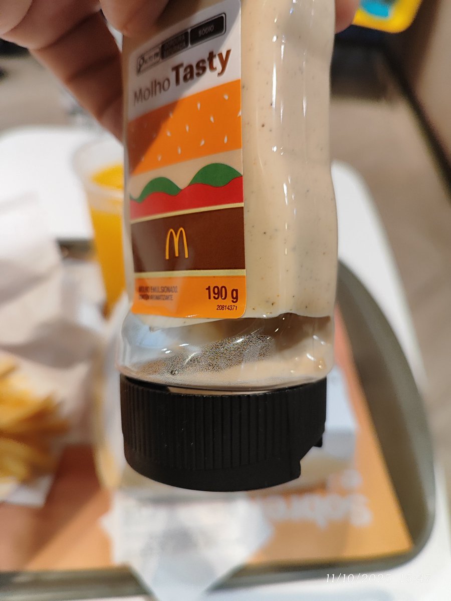 E o molho do MC Donald que custa R$ 15,00 e só vem ar dentro... 😑 O golpe tá aí né <a href="/McDonalds_BR/">Méqui</a> ...
