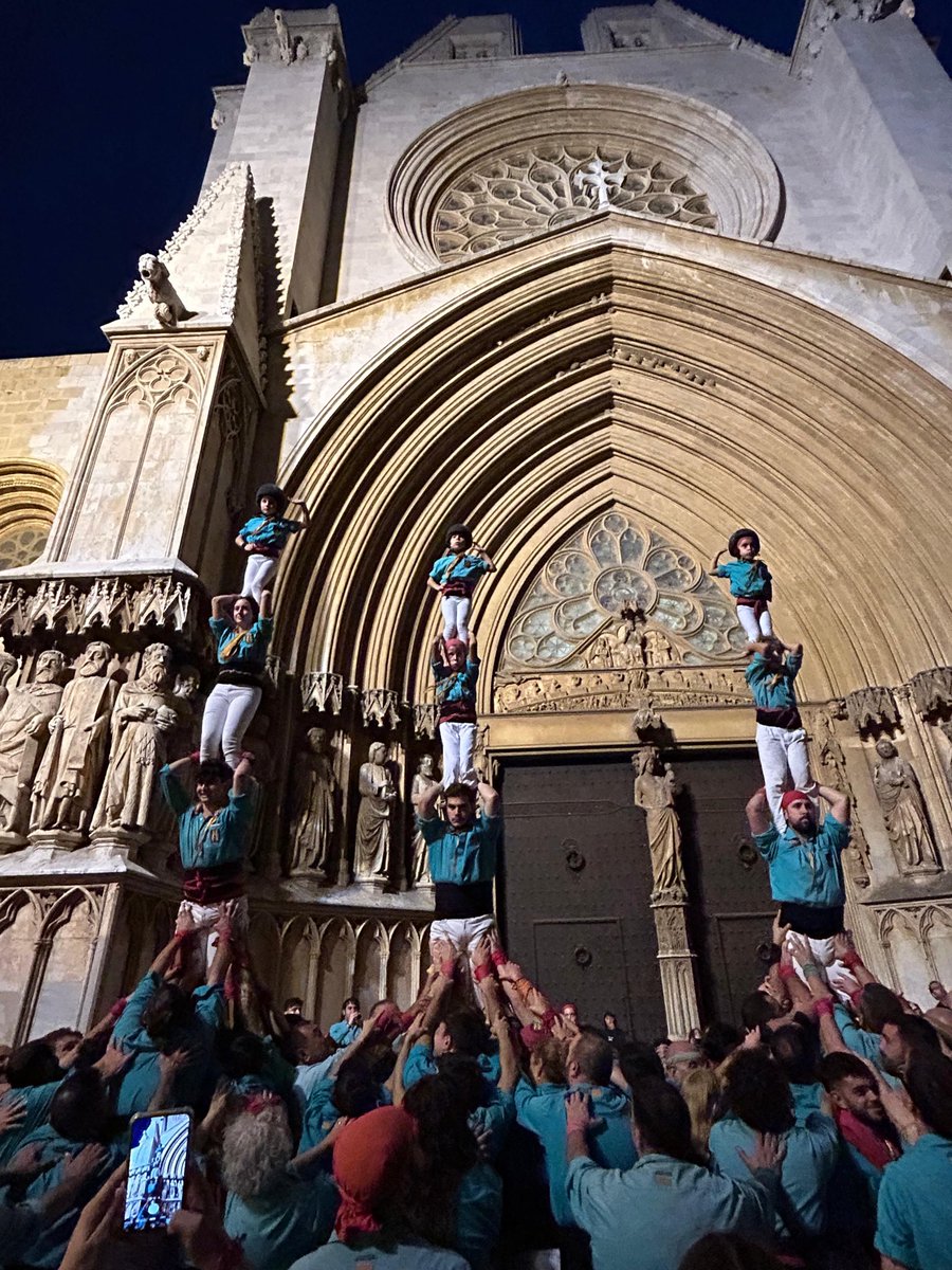 💚 Finalitzem la diada amb dues rondes de tres pd4!

🫂 Moltes gràcies a <a href="/collavella/">Colla Vella dels Xiquets de Valls</a> per l’ajuda a pinyes!

🔥 Quina temporada, colla! Ara toca descansar per a poder posar-li més GAS a la temporada vinent!

#castells #castellers #castelleres