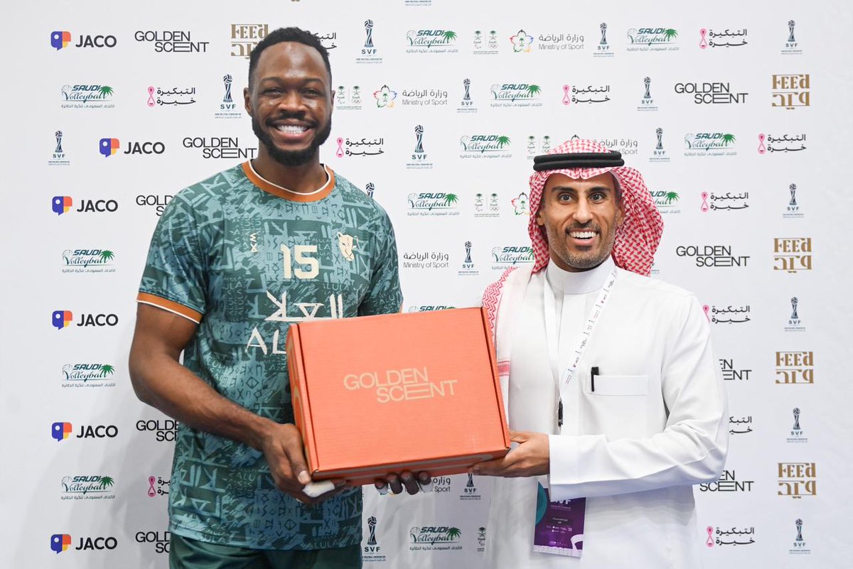 ksavollyball's tweet image. 🏐 Man of the Match 🏐
اللاعب Yvan Kody من نادي العلا يتوّج بجائزة أفضل لاعب في مباراة العلا 🆚 الخويلدية 👏
تم تكريمه من قِبل الأستاذ محمد الخليوي، عضو مجلس إدارة الاتحاد السعودي للكرة الطائرة،
والهدية مقدّمة من Golden Scent ✨

#كأس_الاتحاد_السعودي #الكرة_الطائرة #العلا…