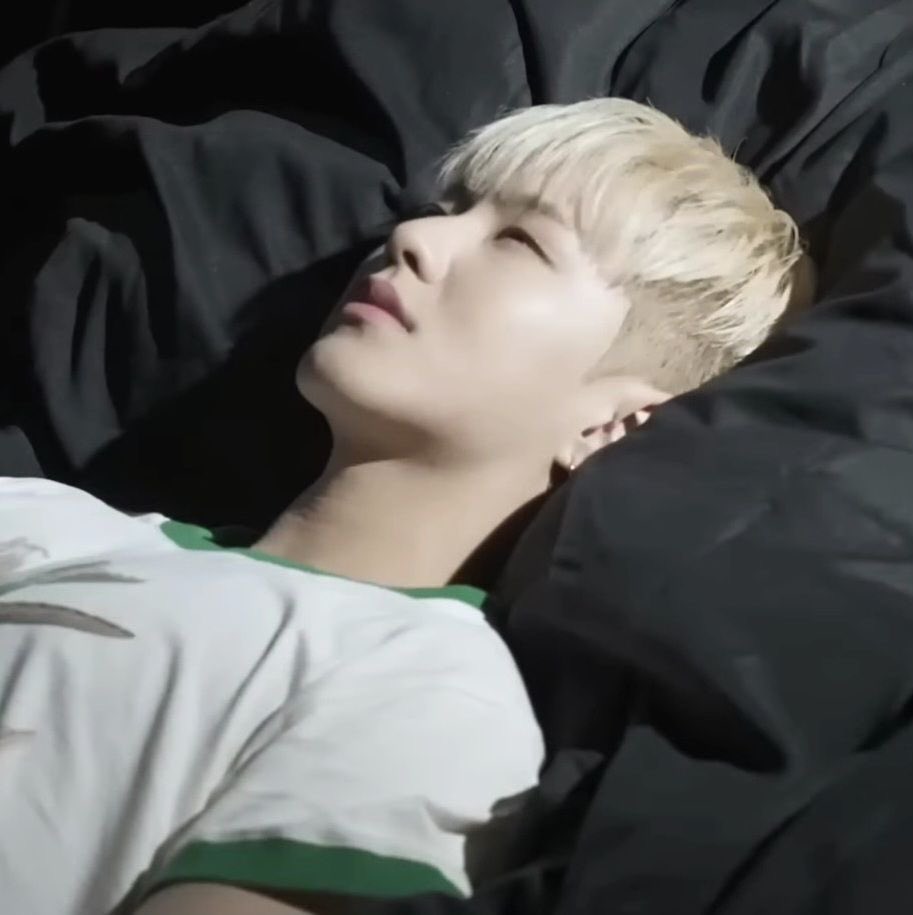 kwontigerlegend's tweet photo. Solicito dormir mil años https://t.co/Eo1UGMadn3