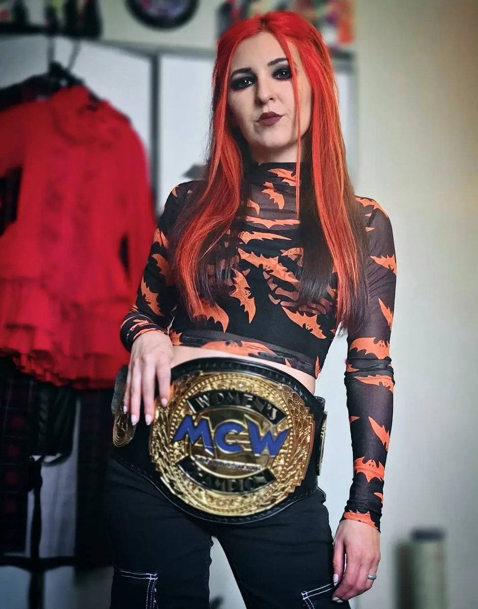 brittanyblake_'s tweet image. 1st title defense tonight 🖤❤️👊