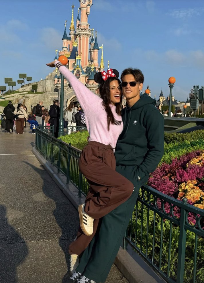 MilanPosts's tweet image. 📸 Samuele Ricci at Disneyland Paris with his wife