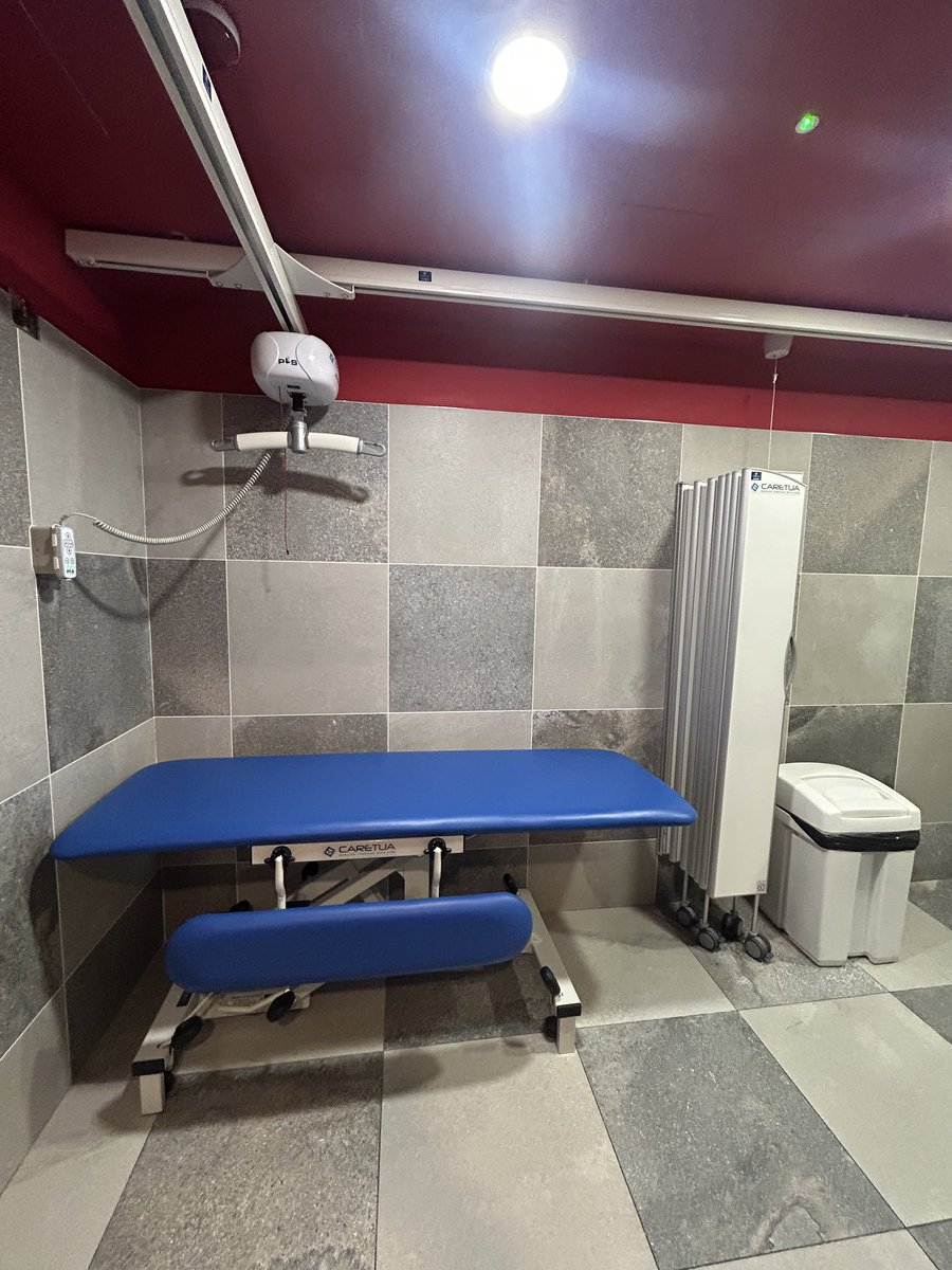 ChangingPlacesI's tweet image. 2/🕘 Open 10am–late, 7 days a week
📍 Leckview Lane, Port Road, Letterkenny, Co. Donegal
📸 Inside the facility: washbasin, grab rails, shower, adjustable adult changing bench, privacy screen &amp;amp; ceiling track hoist
#CPI #CenturyComplex #FamilyFriendly #Accessibility #Letterkenny