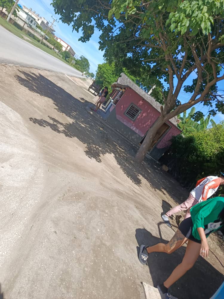 El Proyecto de Desarrollo Local "Ranchón de La China" y el Restaurante "Don Pipe" unieron fuerzas para limpiar y embellecer la parada de su circunscripción.
 Este es el impacto social real: Jutos por el bien común.
#EsaGenteEsMiGente
#DDMFreyre