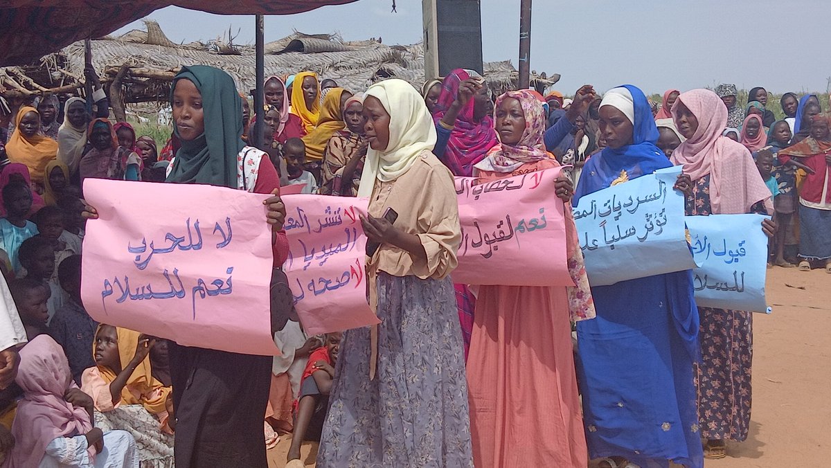 NidalSaad4's tweet image. #السودانيون_يستحقون_السلام 
غرفة طوارئ معسكر النيم قطاع B:
في إطار حملة “من الضعين سلام”.. استمرار الأنشطة التوعوية بمخيم لقاوة للنازحين
تواصل حملة من الضعين سلام أنشطتها الميدانية الهادفة إلى تعزيز التعايش ونشر قيم السلام، حيث أقامت الغرفة  اليوم مسرحاً توعوياً بمخيم لقاوة…