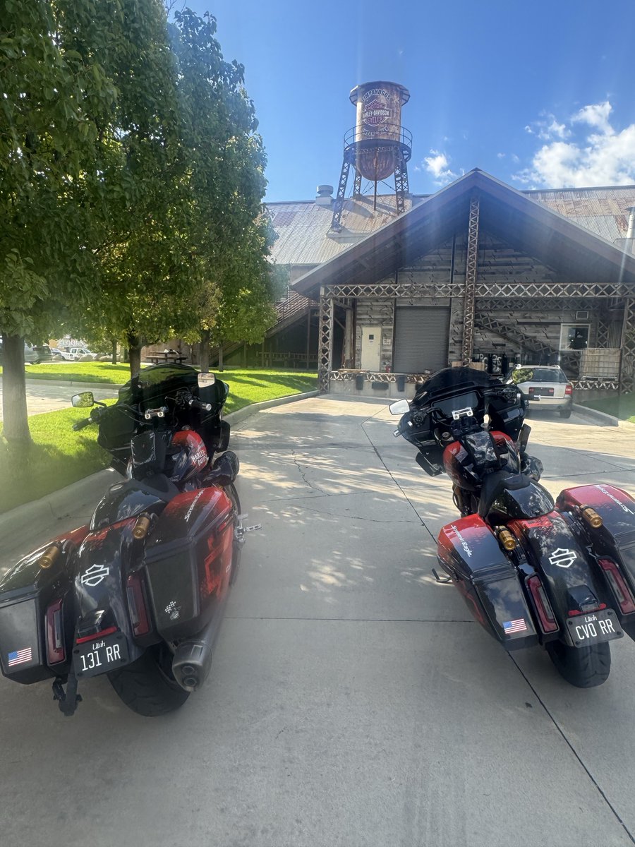 ernestleedotcom's tweet photo. Great visit to Summit Harley-Davidson this morning. We are on our last leg of the trip and got to visit one of the most interesting and historic buildings yet!
#harleydavidson #harleydavidsonracing
#cvorr
#cvoroadglide
#fastjohnnie https://t.co/faGW01J4GZ