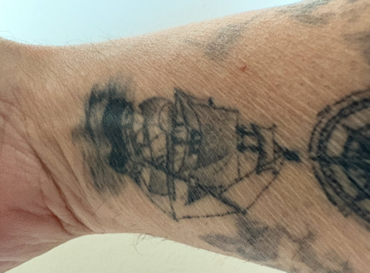 El Marigalante , ya no surcara los mares de Puerto Vallarta , me lo llevo tatuado como buen marinero que fui. Una saloma  para el Marigalante !! Un barco va  sobre las olas , un barco se fue al fondo del mar !!