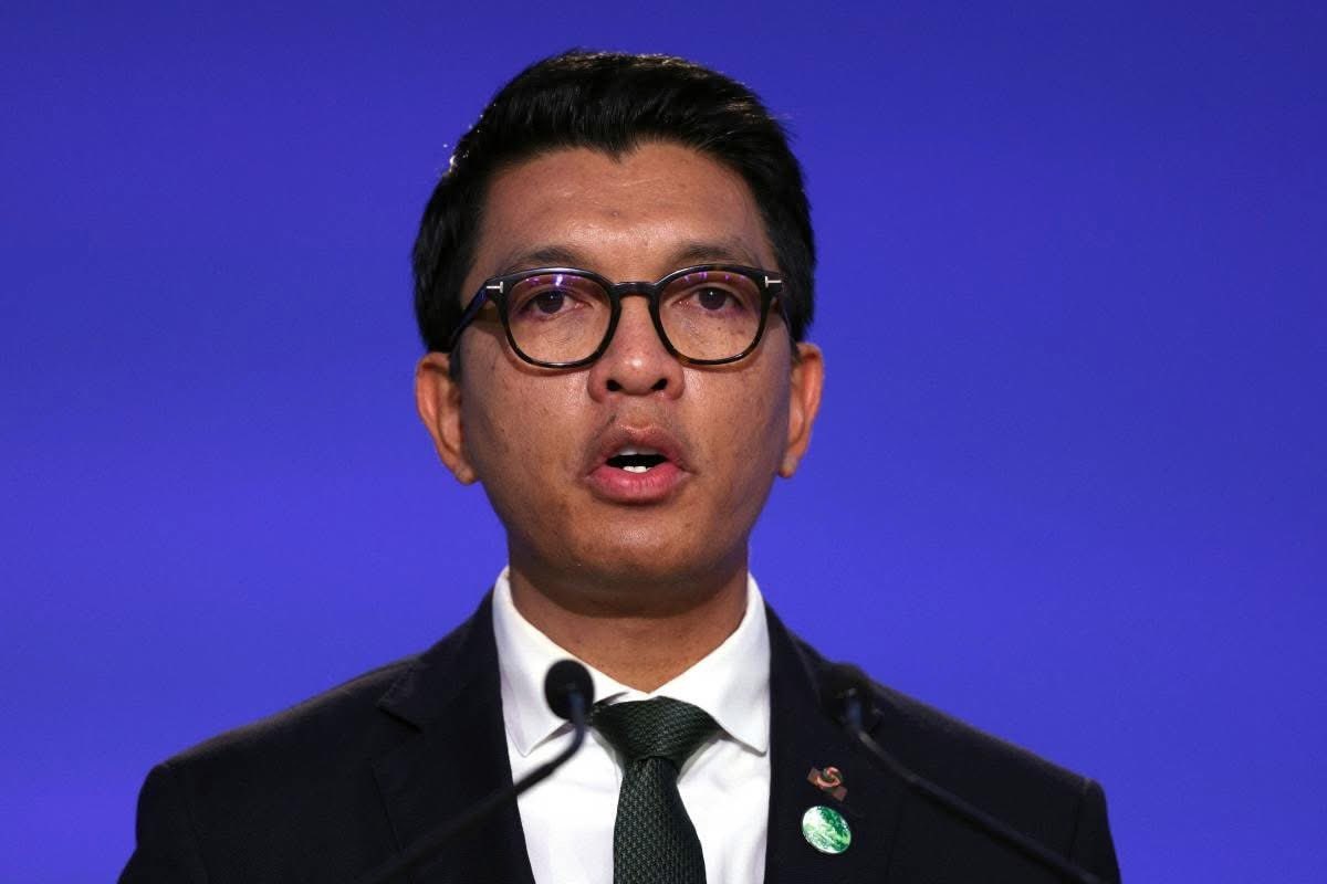 namegabelucky3's tweet image. 🔴 EXCLUSIF / À Madagascar, la rue a parlé — et elle a gagné.

Face à la vie chère et à la pauvreté, sans mot d’ordre ni chef de file, les jeunes Malgaches sont descendus dans la rue. En deux semaines de mobilisation, ils ont réussi à faire plier le pouvoir et l’armée, malgré les…