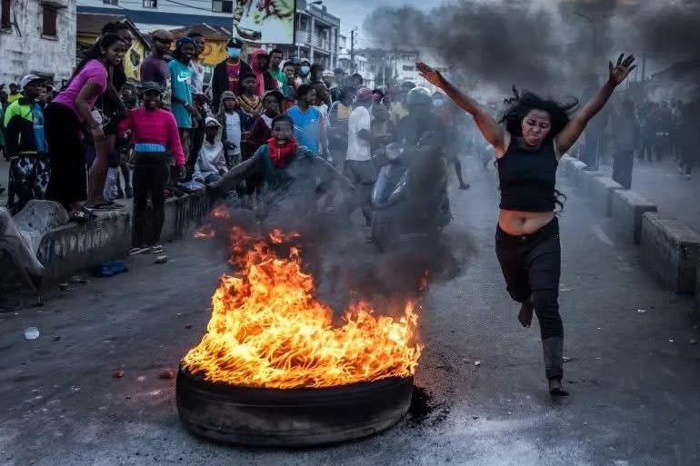 namegabelucky3's tweet image. 🔴 EXCLUSIF / À Madagascar, la rue a parlé — et elle a gagné.

Face à la vie chère et à la pauvreté, sans mot d’ordre ni chef de file, les jeunes Malgaches sont descendus dans la rue. En deux semaines de mobilisation, ils ont réussi à faire plier le pouvoir et l’armée, malgré les…