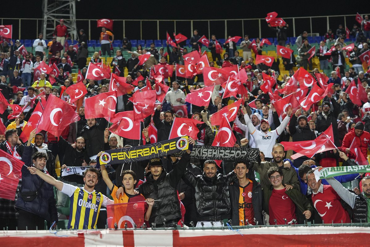 Galatasaray, Fenerbahçe, Eskişehirspor ve Bursaspor taraftarları, Bulgaristan - Türkiye maçını omuz omuza takip ediyor. 🇹🇷