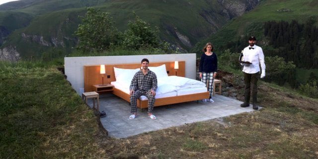 ReddCinema's tweet image. This stunning &apos;hotel room&apos; in the Swiss Alps has no walls 😳