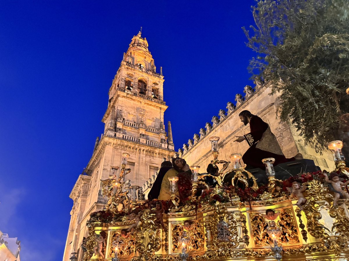 HuertodeCabra's tweet photo. 🔴⚪️ #MagnoVCOR25 | Momentos para la historia de nuestra Hermandad y de Cabra: el Señor de las Penas en la Mezquita Catedral.

¡Gloria al Padre, al Hijo y al Espíritu Santo!

 #CaminoAlaCatedral.
#CabraenCórdoba https://t.co/FGmEKK4Hdo