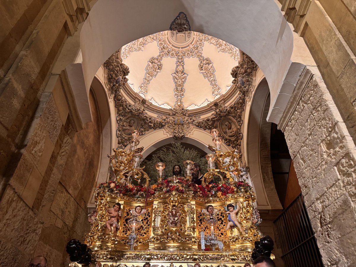 HuertodeCabra's tweet photo. 🔴⚪️ #MagnoVCOR25 | Momentos para la historia de nuestra Hermandad y de Cabra: el Señor de las Penas en la Mezquita Catedral.

¡Gloria al Padre, al Hijo y al Espíritu Santo!

 #CaminoAlaCatedral.
#CabraenCórdoba https://t.co/FGmEKK4Hdo