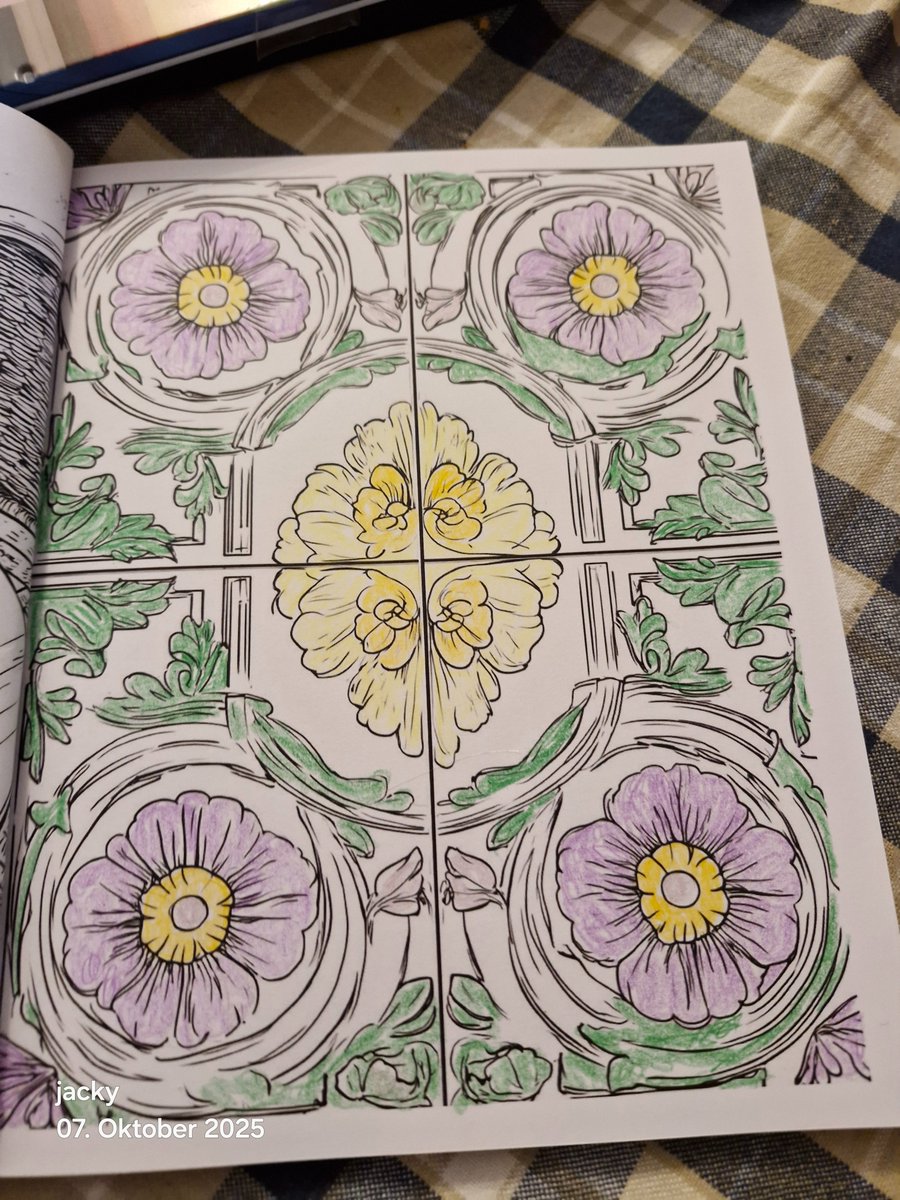 BlondAngel28's tweet photo. Und wieder was von der Nadel gehüpft.  Und nebenbei wird gemalt. https://t.co/8OiUZmqvZ0