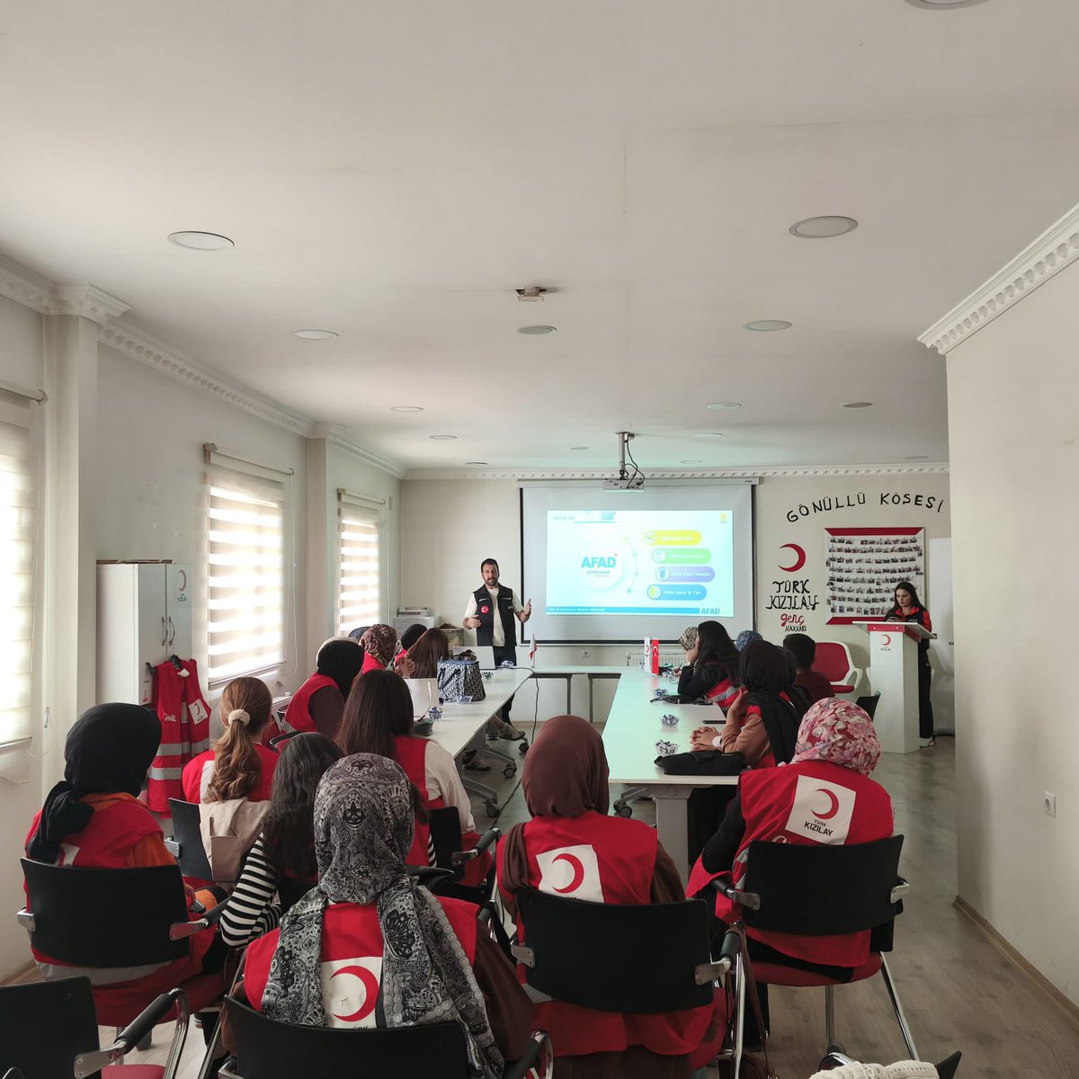 Hakkâri il Afet ve Acil Durum Müdürlüğü tarafında, Türk Kızılay Hakkari İl Merkezi , Hakkari Genç Kızılay ve Üniversite Topluluğu gönüllülerine Afet Farkındalık Eğitimi verildi.
@kizilay 
@fatmamericyilmaz1 
@hakkari_afad