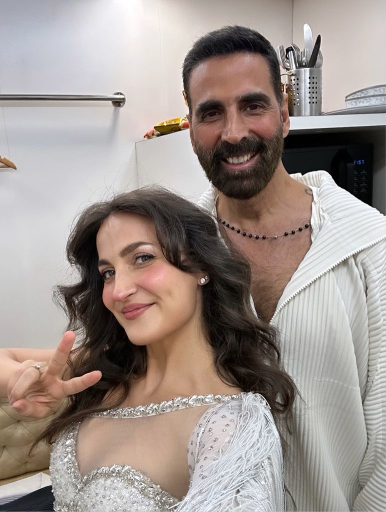ursniresh's tweet image. The Khiladi in White 🔥

#AkshayKumar  #70thHyundaiFilmfareAwards2025WithGujaratTourism